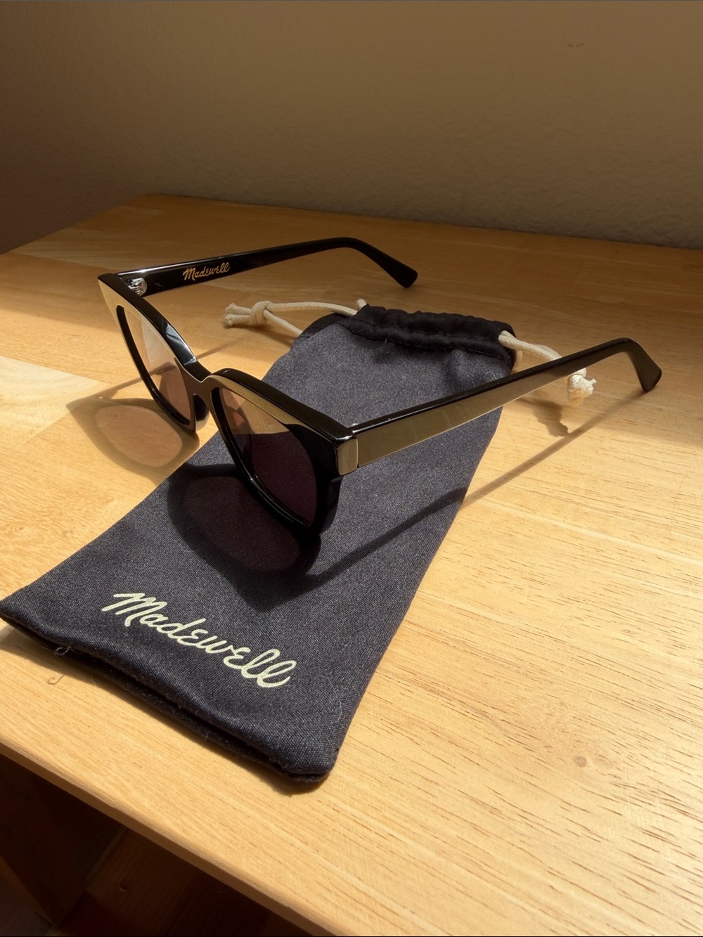 Madewell Black Cat-Eye Sunglasses with Dark Lenses - Picture 3 of 4